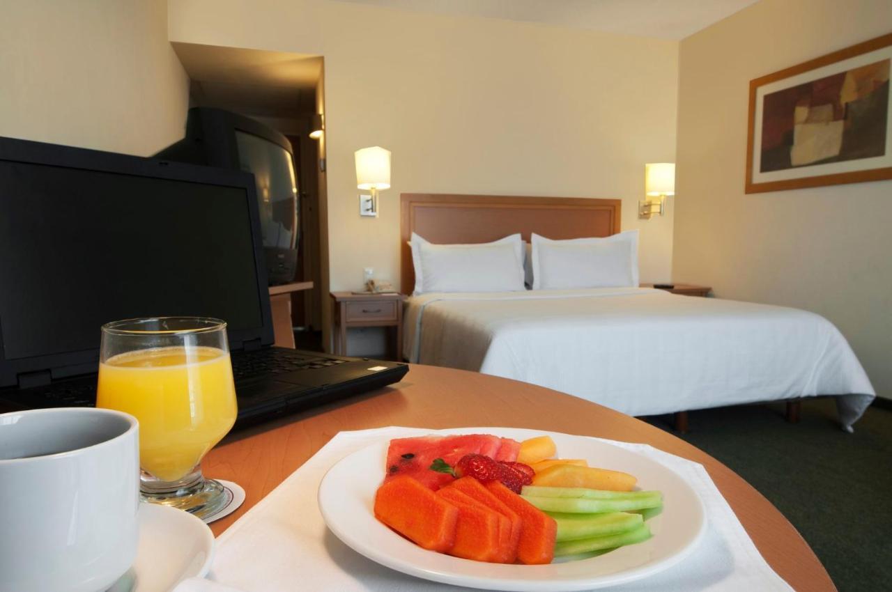 Fiesta Inn Toluca Centro Zewnętrze zdjęcie