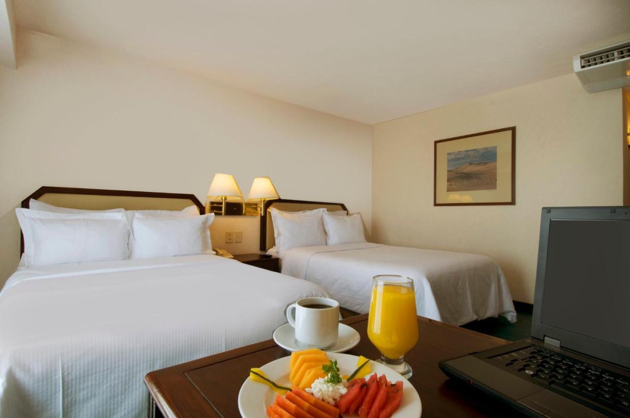 Fiesta Inn Toluca Centro Zewnętrze zdjęcie