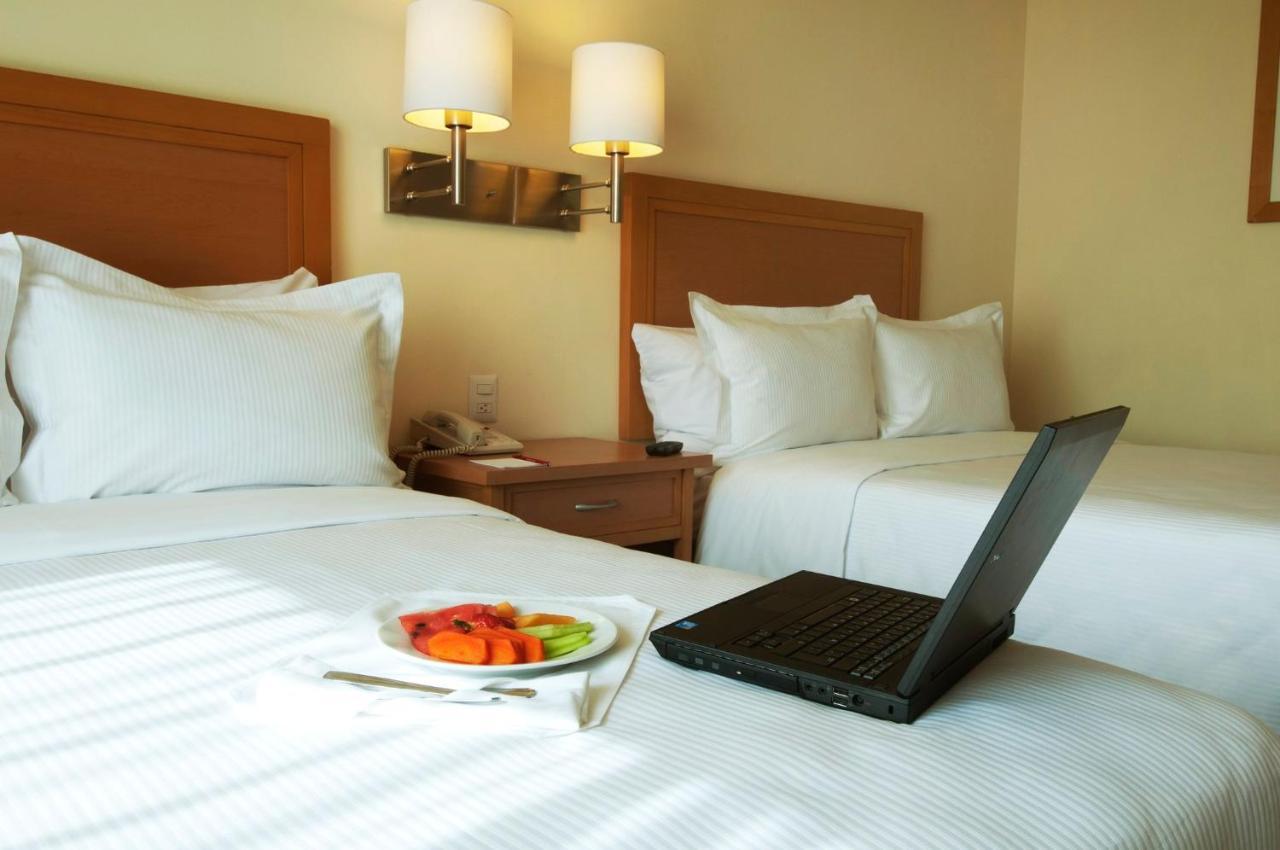Fiesta Inn Toluca Centro Zewnętrze zdjęcie